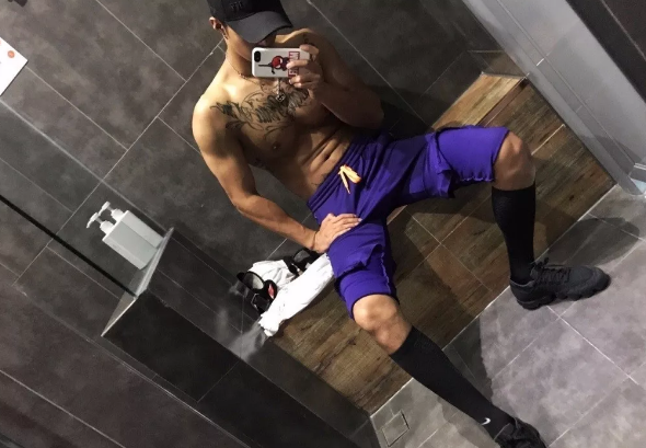 看点∣94年大鲜肉体育生，萌颜巨RU八块腹肌，纹身配肌肉实在太性感! - 51虹马