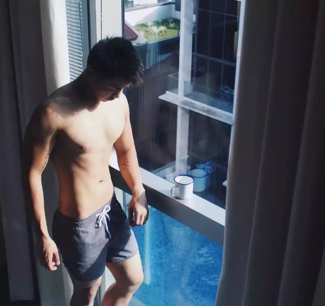 看点∣扒到一枚犬颜系纯情肌肉小哥，除了照片，还有视频！！ - 51虹马