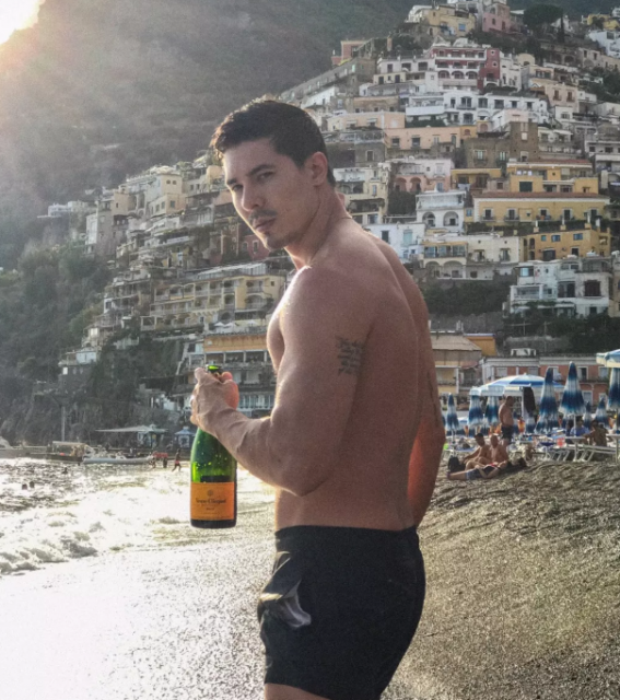 宽肩窄腰的亚裔出演首位同志变种人竟然这么撩？ - 51虹马