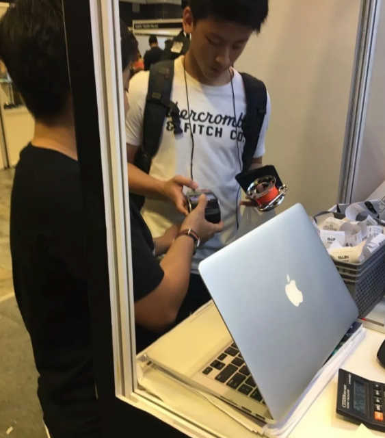 操场上偶遇体育老师只穿了个四角内裤！ - 51虹马