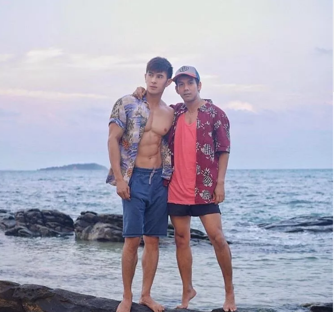 曾经揩油视频火爆朋友圈的他，居然能忍受狗狗对自己做这种事！ - 51虹马