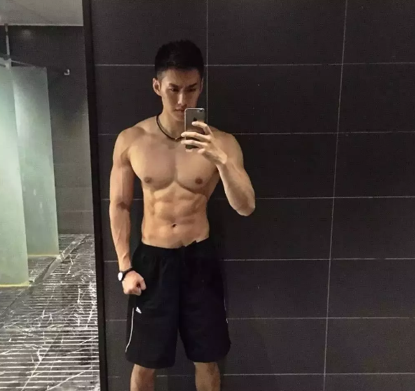 前两天小帅介绍了一个曾经参加过coolguy，拥有八块腹肌的体育生。好多宝贝对他都很喜欢。而今天小帅要介绍的这个帅哥，也曾经参加过coolguy比赛，而且不论颜值还是身材，都不输给那个体育生的哦。 - 51虹马