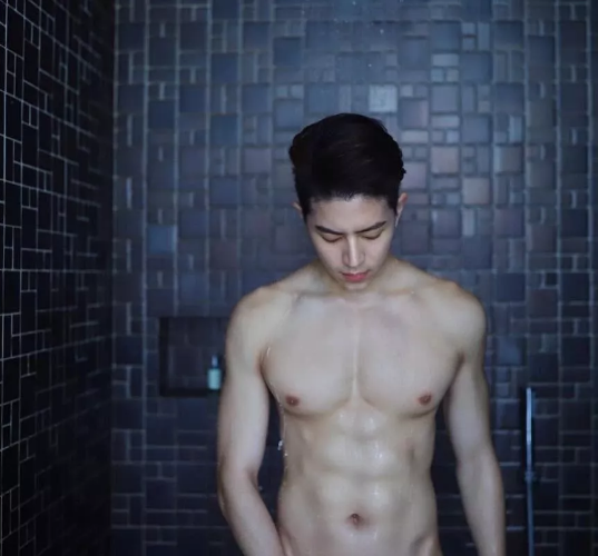 看点∣肌肉身材越来越棒的天菜男模，遭涩影师疯狂邀约… - 51虹马