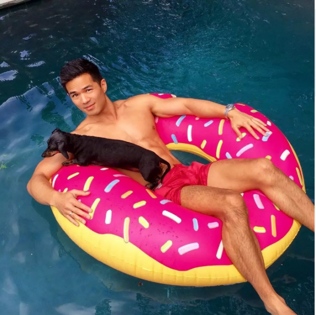 亚裔肌肉男床照疯传，性感腹肌可以舔一年！ - 51虹马