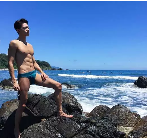 国产天菜模特遭摄影师疯狂邀约，湿身写真惊喜走光某裆真的非常大！ - 51虹马