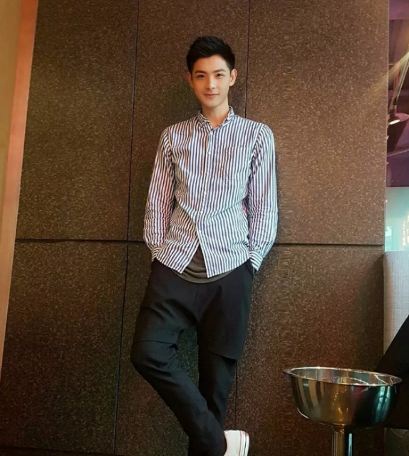 帅哥∣笑容干净的小奶狼甜炸少女心，这个小哥哥简直太撩了！－－连晨翔 - 51虹马