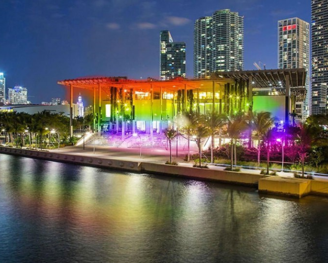 摔角狂热现场亮出彩虹;格斯·肯沃西领衔同志巡游 - 51虹马