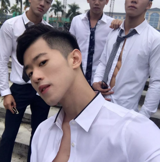 是多想红？公狗腰男挂空挡去健身还发沐浴照 - 51虹马