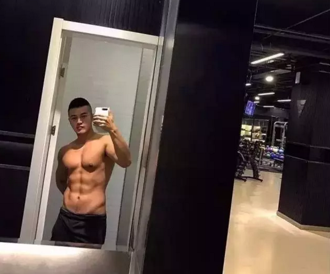 鲜肉男神露肉史，眼神感觉会放电 - 51虹马