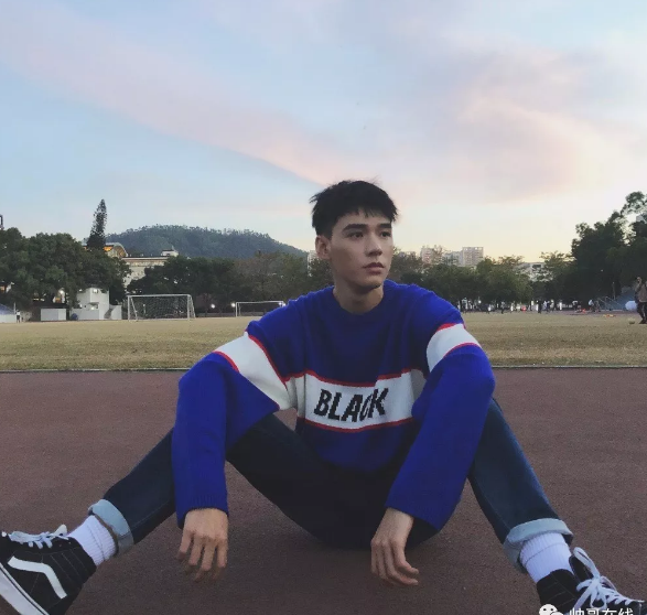 帅哥∣眉眼含笑的暖甜大男孩，你们小妖精男朋友太撩人了！－－龚俊 - 51虹马