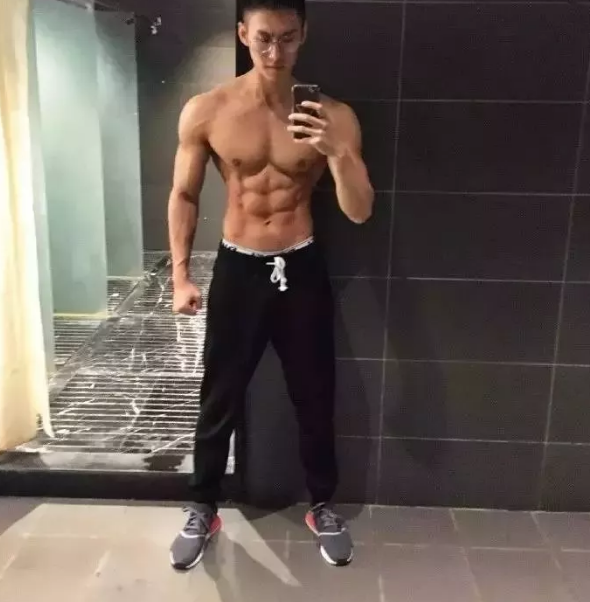 前两天小帅介绍了一个曾经参加过coolguy，拥有八块腹肌的体育生。好多宝贝对他都很喜欢。而今天小帅要介绍的这个帅哥，也曾经参加过coolguy比赛，而且不论颜值还是身材，都不输给那个体育生的哦。 - 51虹马