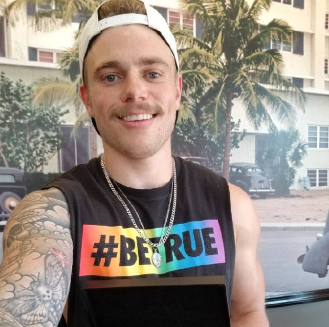 摔角狂热现场亮出彩虹;格斯·肯沃西领衔同志巡游 - 51虹马