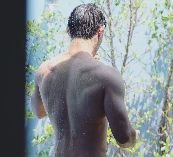 曾经揩油视频火爆朋友圈的他，居然能忍受狗狗对自己做这种事！ - 51虹马