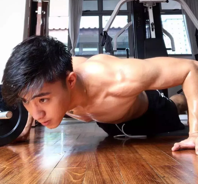 看点∣童颜腹肌“小奶狼”，好喜欢这样的原味帅气小鲜肉！ - 51虹马