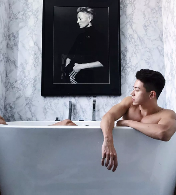 看点∣肌肉身材越来越棒的天菜男模，遭涩影师疯狂邀约… - 51虹马