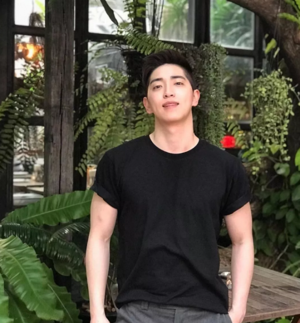 看点∣正装衬衫小哥哥，长得帅身材好，这才是你要的筋肉小奶狗! - 51虹马