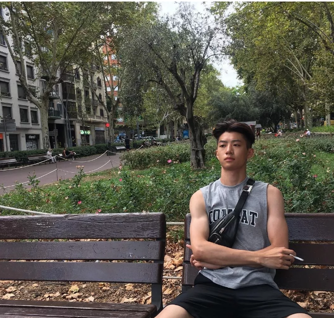 看点∣纯鲜学霸帅气小奶狗，网友都为他的肉体和颜值疯狂了！ - 51虹马