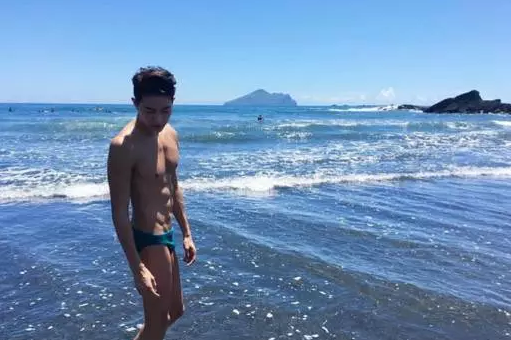 国产天菜模特遭摄影师疯狂邀约，湿身写真惊喜走光某裆真的非常大！ - 51虹马