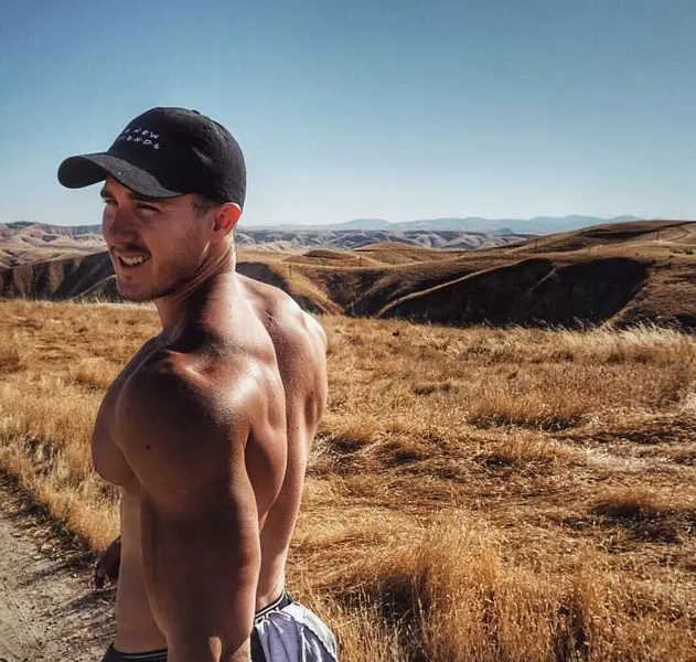 这位外国小哥不吃肉，却练得一身肌肉，原因竟是…… - 51虹马