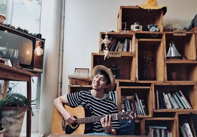 看点∣飞行员小哥哥正装制服下，竟隐藏了这么Sexxxxy的胸肌！ - 51虹马