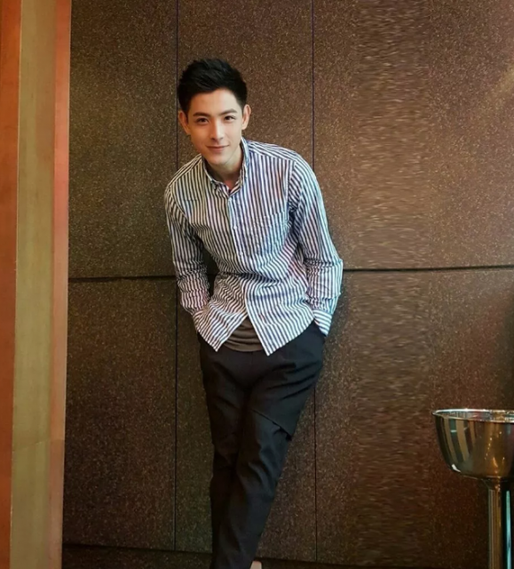 帅哥∣笑容干净的小奶狼甜炸少女心，这个小哥哥简直太撩了！－－连晨翔 - 51虹马