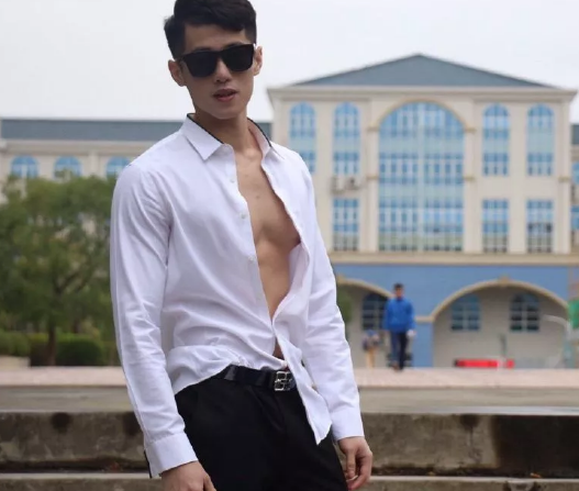 是多想红？公狗腰男挂空挡去健身还发沐浴照 - 51虹马