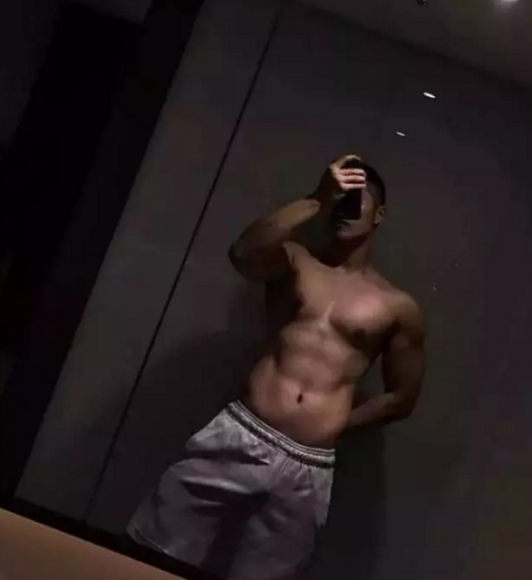 鲜肉男神露肉史，眼神感觉会放电 - 51虹马