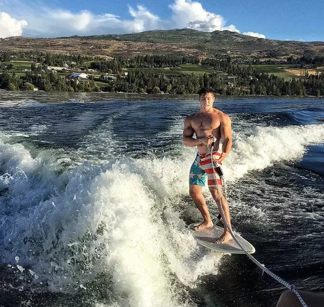 这位外国小哥不吃肉，却练得一身肌肉，原因竟是…… - 51虹马