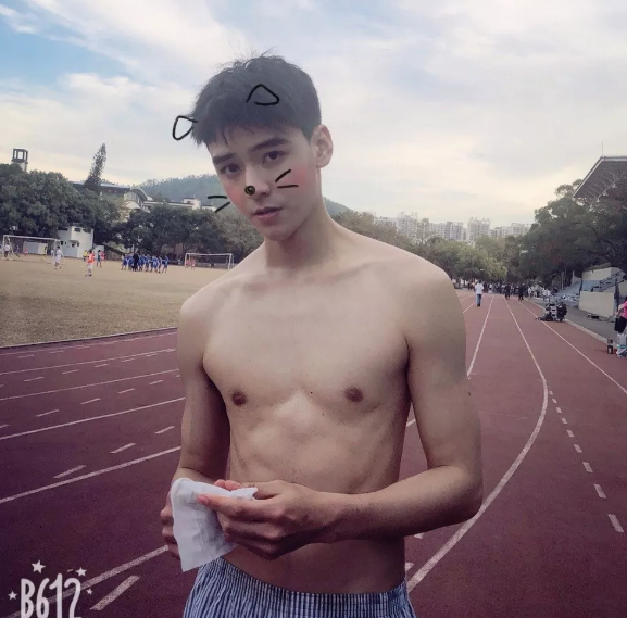 帅哥∣眉眼含笑的暖甜大男孩，你们小妖精男朋友太撩人了！－－龚俊 - 51虹马