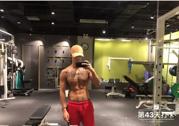 看点∣94年大鲜肉体育生，萌颜巨RU八块腹肌，纹身配肌肉实在太性感! - 51虹马