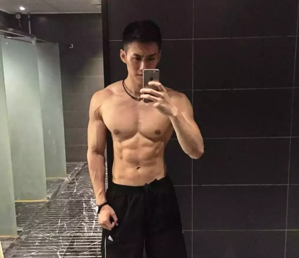 前两天小帅介绍了一个曾经参加过coolguy，拥有八块腹肌的体育生。好多宝贝对他都很喜欢。而今天小帅要介绍的这个帅哥，也曾经参加过coolguy比赛，而且不论颜值还是身材，都不输给那个体育生的哦。 - 51虹马