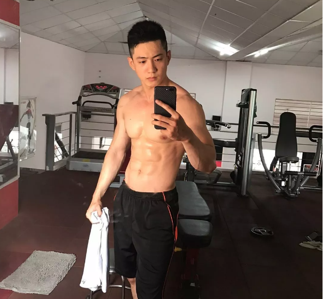史上肌肉最漂亮的帅哥教练，帮你扒到了他最新INS照！ - 51虹马