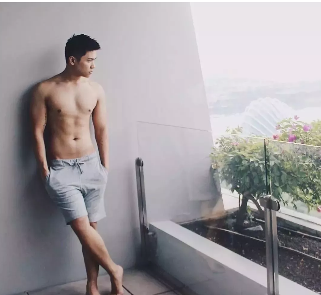 看点∣扒到一枚犬颜系纯情肌肉小哥，除了照片，还有视频！！ - 51虹马