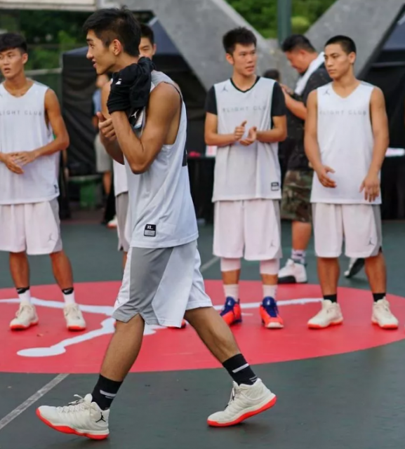 操场上偶遇体育老师只穿了个四角内裤！ - 51虹马