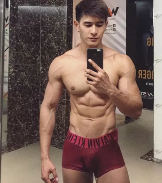 曾经揩油视频火爆朋友圈的他，居然能忍受狗狗对自己做这种事！ - 51虹马