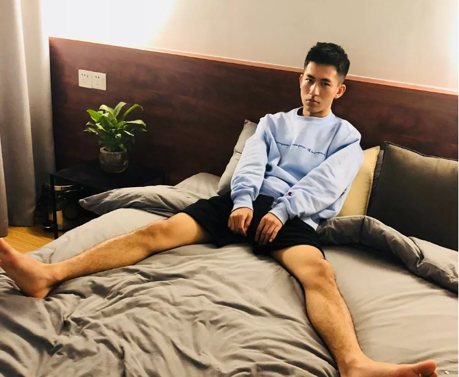 南京林业大学97年的极品校草！腿毛床照来了 - 51虹马