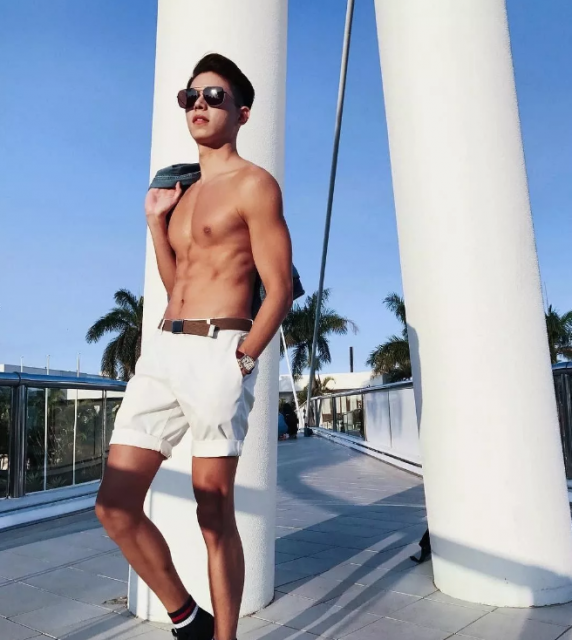 看点∣肌肉身材越来越棒的天菜男模，遭涩影师疯狂邀约… - 51虹马