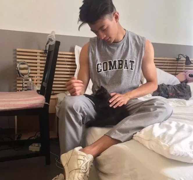 看点∣纯鲜学霸帅气小奶狗，网友都为他的肉体和颜值疯狂了！ - 51虹马