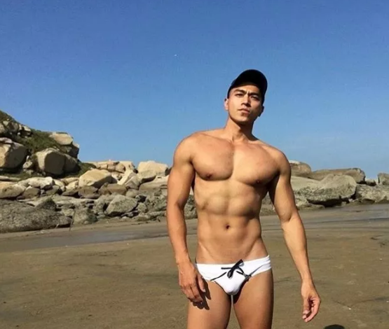 国产肌肉男洗澡视频流出？ - 51虹马