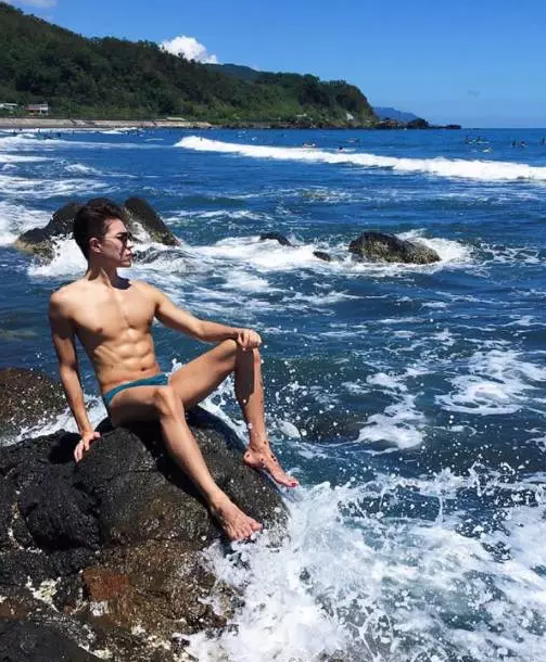 国产天菜模特遭摄影师疯狂邀约，湿身写真惊喜走光某裆真的非常大！ - 51虹马