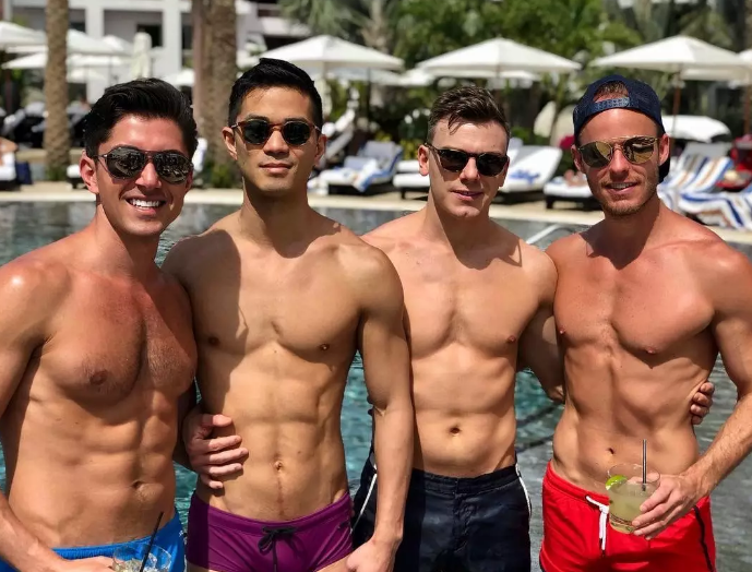 亚裔肌肉男床照疯传，性感腹肌可以舔一年！ - 51虹马