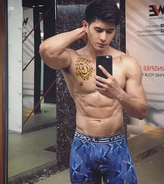 曾经揩油视频火爆朋友圈的他，居然能忍受狗狗对自己做这种事！ - 51虹马