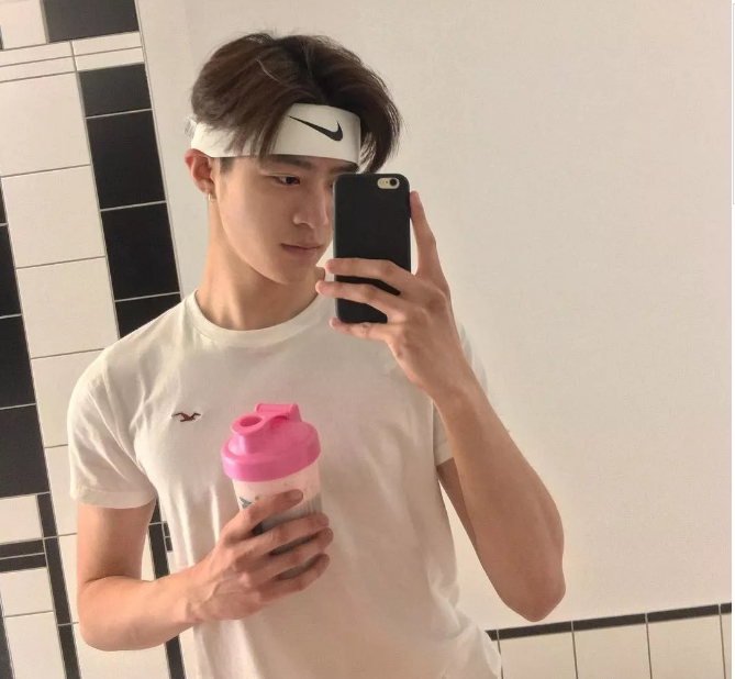 看点∣纯鲜学霸帅气小奶狗，网友都为他的肉体和颜值疯狂了！ - 51虹马