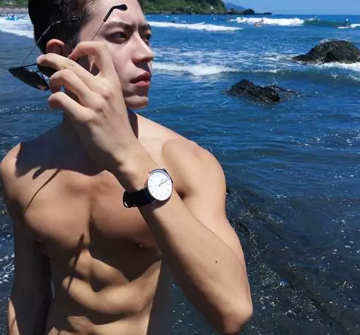 国产天菜模特遭摄影师疯狂邀约，湿身写真惊喜走光某裆真的非常大！ - 51虹马