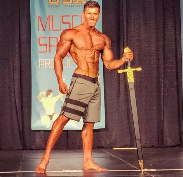 这位外国小哥不吃肉，却练得一身肌肉，原因竟是…… - 51虹马