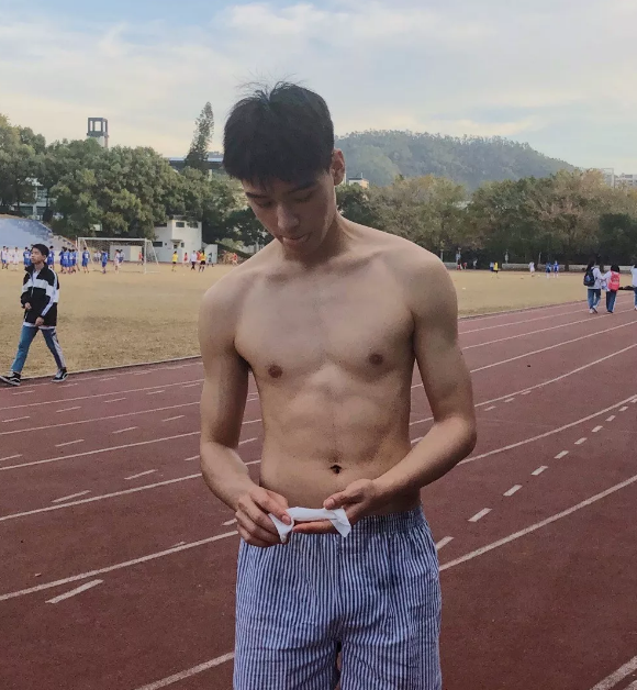 帅哥∣眉眼含笑的暖甜大男孩，你们小妖精男朋友太撩人了！－－龚俊 - 51虹马