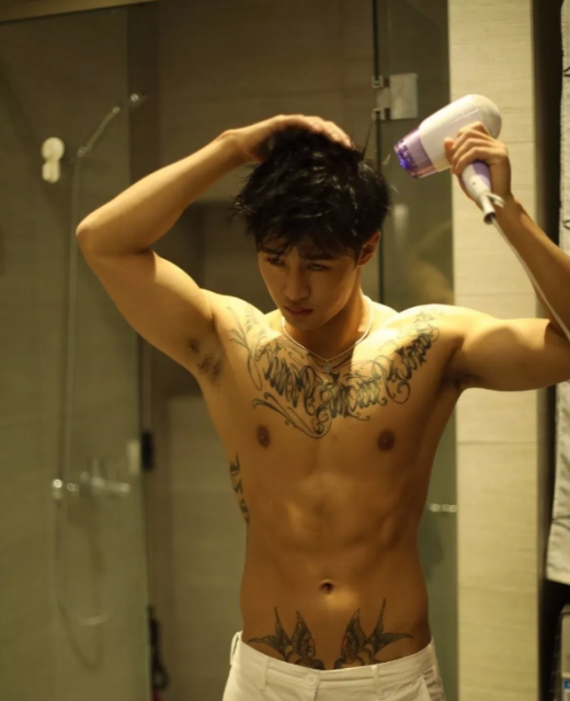 看点∣94年大鲜肉体育生，萌颜巨RU八块腹肌，纹身配肌肉实在太性感! - 51虹马