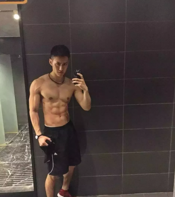 前两天小帅介绍了一个曾经参加过coolguy，拥有八块腹肌的体育生。好多宝贝对他都很喜欢。而今天小帅要介绍的这个帅哥，也曾经参加过coolguy比赛，而且不论颜值还是身材，都不输给那个体育生的哦。 - 51虹马