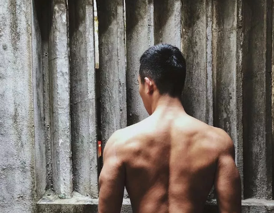 看点∣无数人想为他溺水的天菜肌肉救生员，又拍了一片禁欲系写真 - 51虹马