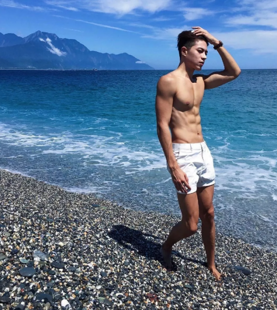 看点∣肌肉身材越来越棒的天菜男模，遭涩影师疯狂邀约… - 51虹马